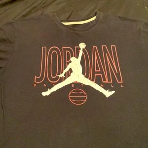 Nike air jordan tee shirt size 2xl in black & red with white.